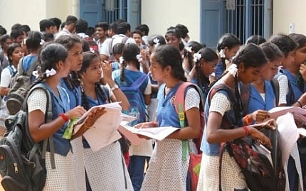 ப்ளஸ் டூ பொதுத்தேர்வு:  ஆலோசித்துக்கொண்டே இருக்கும் அரசுகள்... என்னதான் தீர்வு?