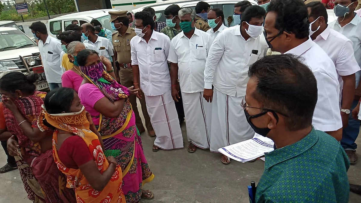 எம்.ஆர்.விஜயபாஸ்கரிடம் புகார் சொல்லும் மக்கள்