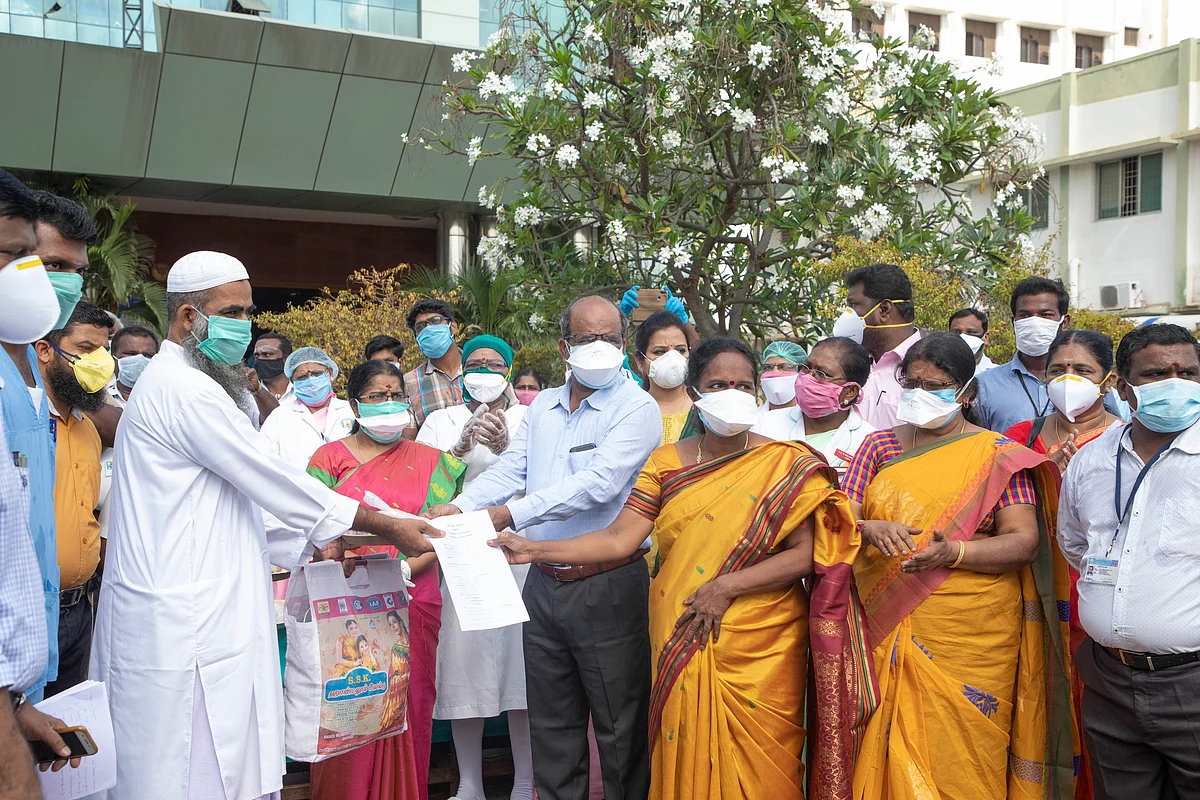 குணமடைந்தவர்களுடன் மாவட்ட கலெக்டர் சிவராசு