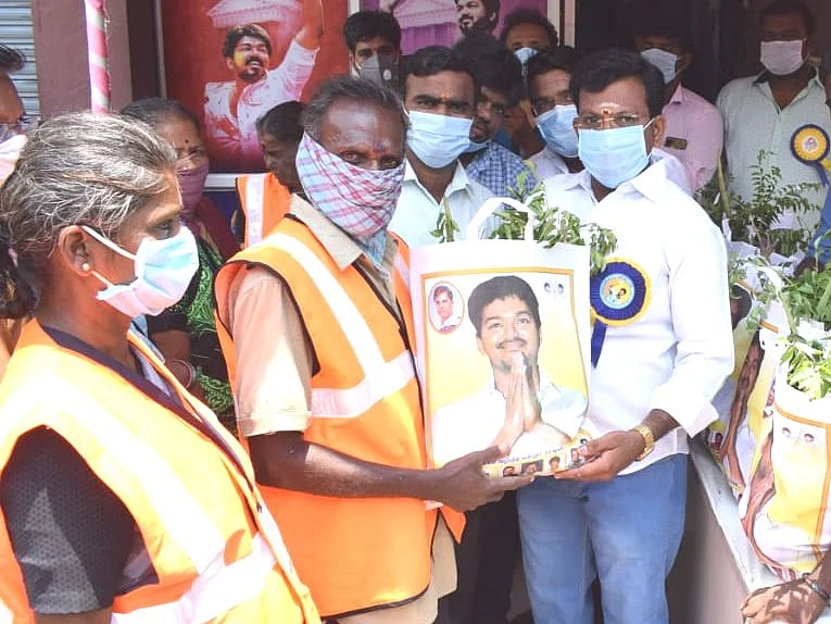 `ஏழைகளுக்கு மளிகைப் பொருட்கள்; ஆதரவற்றோருக்கு உணவு!’ -ஊரடங்கில் பசியாற்றிய விஜய் மக்கள் இயக்கம்
