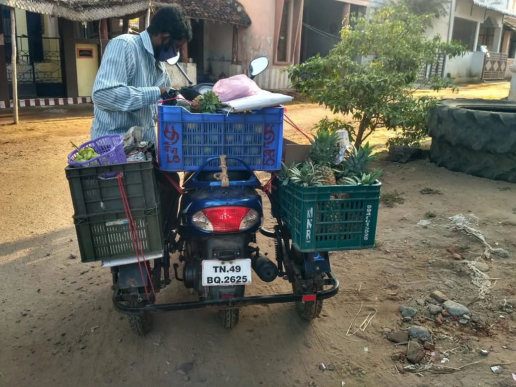 கொரோனாவால் பழ வியாபாரம் செய்யும் நாகராஜ்