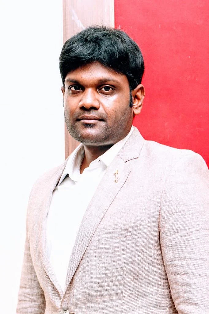 டாக்டர் தினேஷ்.