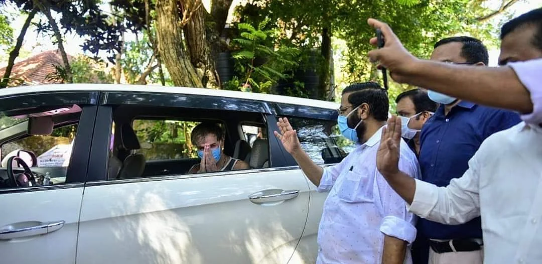 ரோபட்டோ டொணோஸோ-வை வழியனுப்பிவைத்த அமைச்சர் கடகம்பள்ளி சுரேந்திரன்