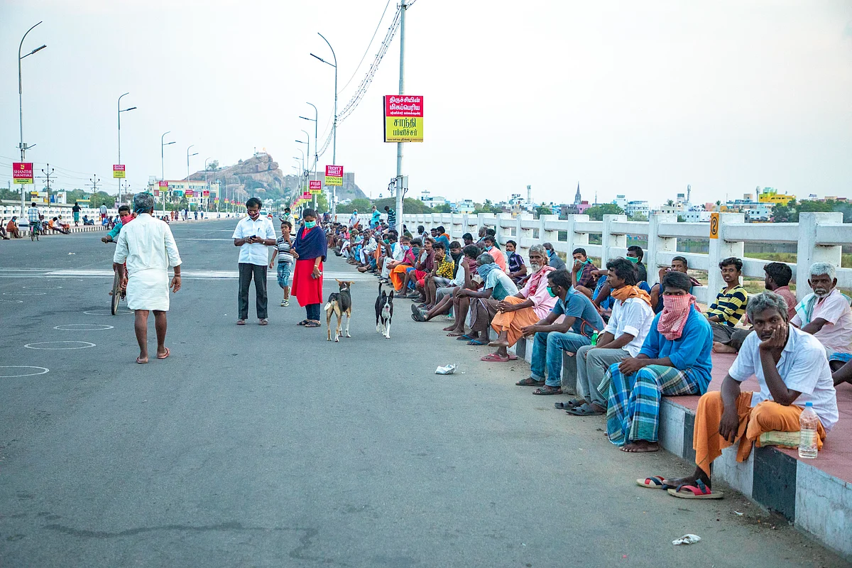 காவிரிப் பாலத்தில் உணவுக்காக காத்திருப்பவர்கள்