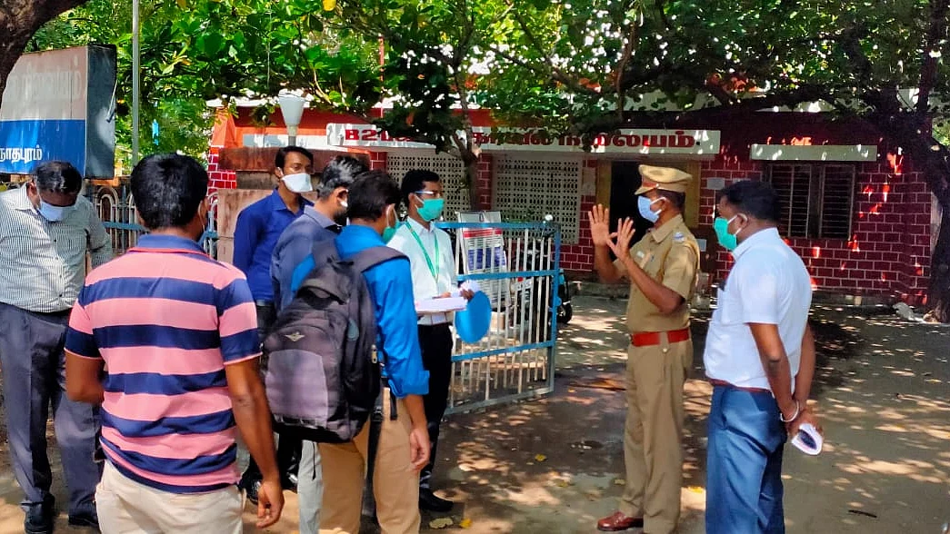 காவல் நிலையம் முன் மருத்துவர்கள்