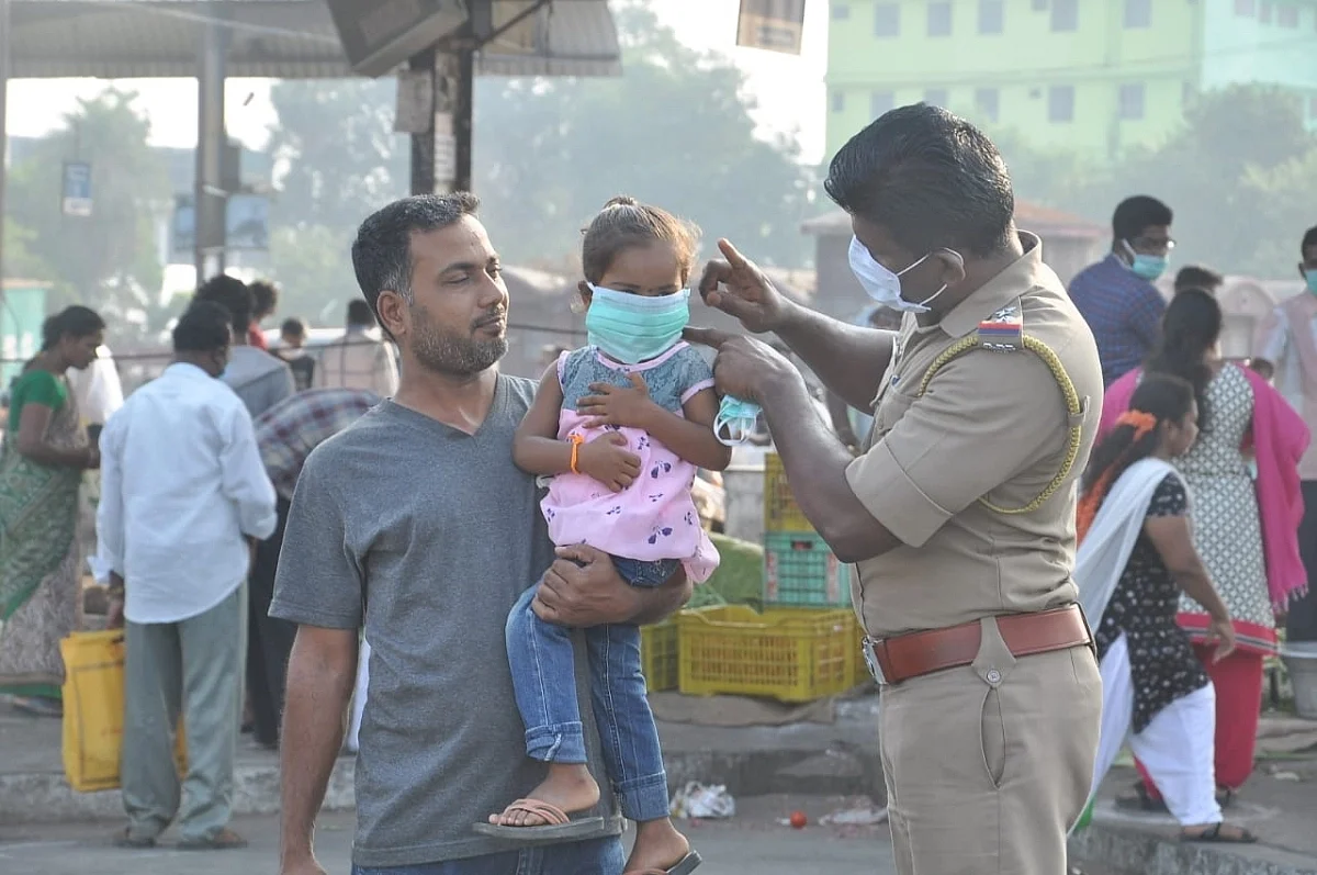 அறிவுறுத்தும் போலீஸ் அதிகாரி
