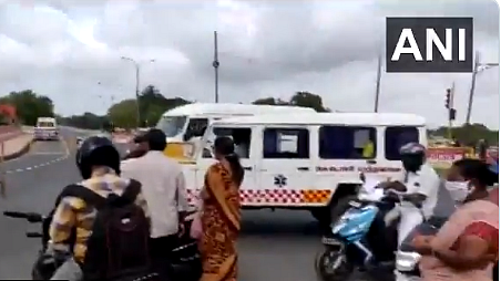 நிறுத்திவைக்கப்பட்டுள்ள ஆம்புலன்ஸ்