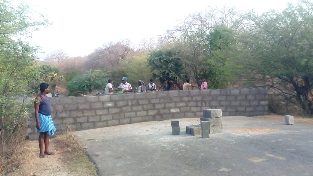 தமிழக எல்லையில் தடுப்புச்சுவர்