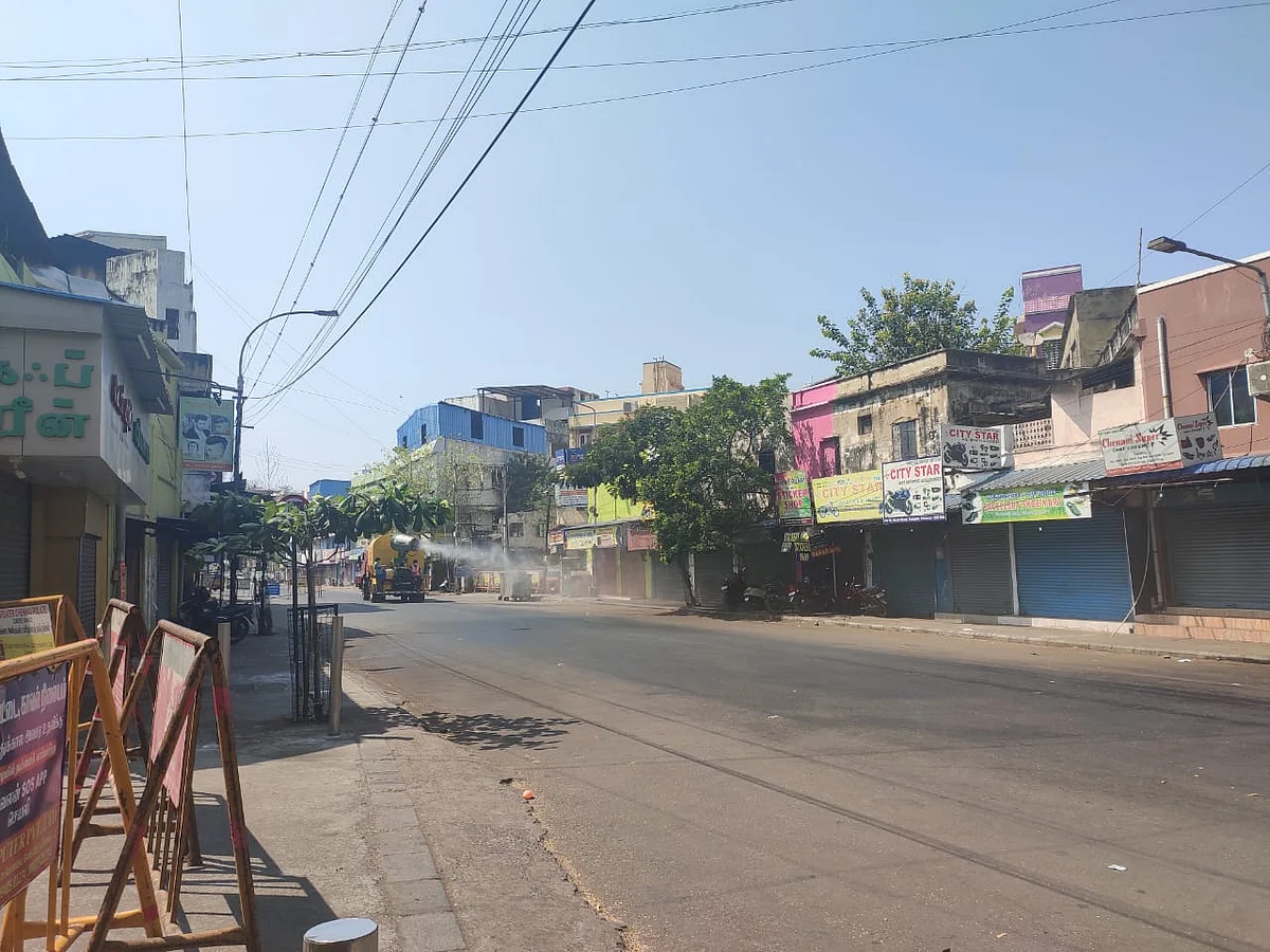 வெறிச்சோடிய சாலை