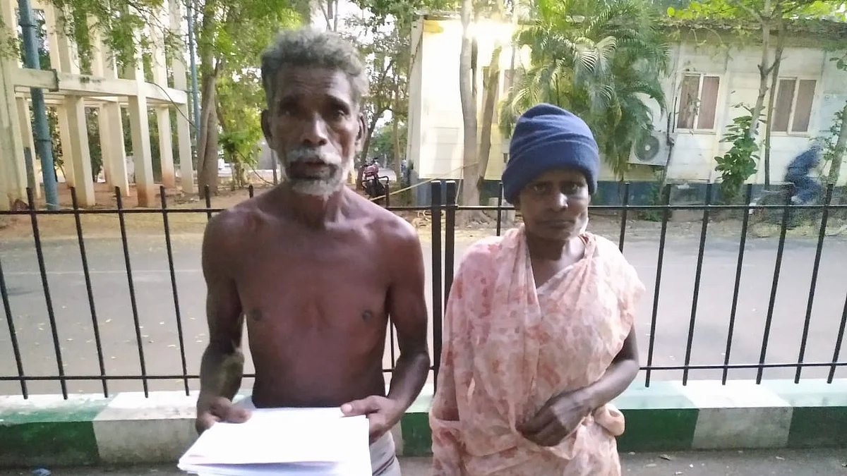 மனைவி மஞ்சுளாவுடன் முதியவர் அறிவழகன்