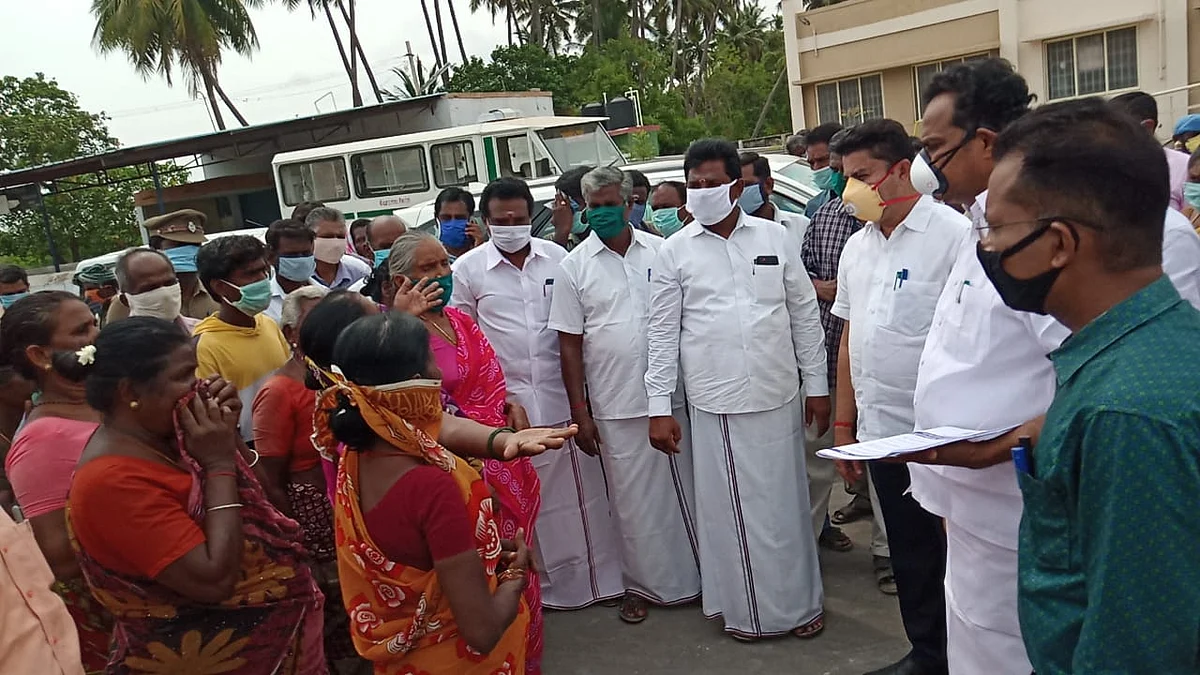எம்.ஆர்.விஜயபாஸ்கரிடம் புகார் சொல்லும் மக்கள்