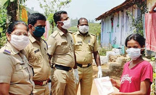 புத்தகம் விநியோகிக்கும் போலீஸார்