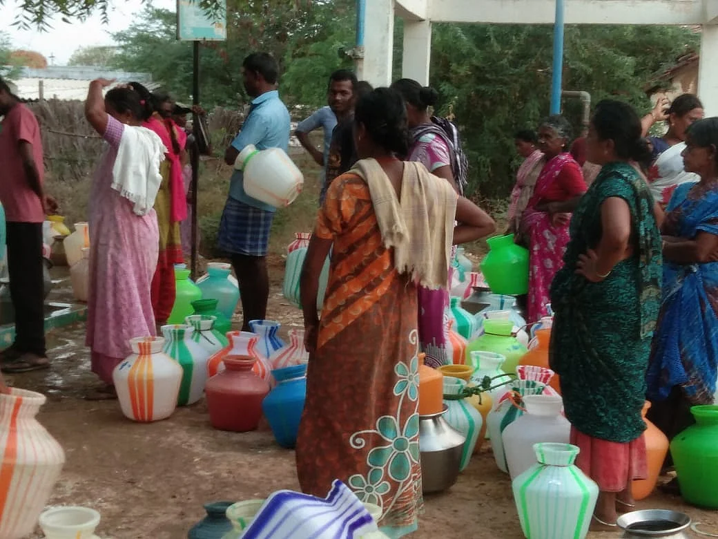 குடிநீருக்காக நிற்கும் மக்கள்