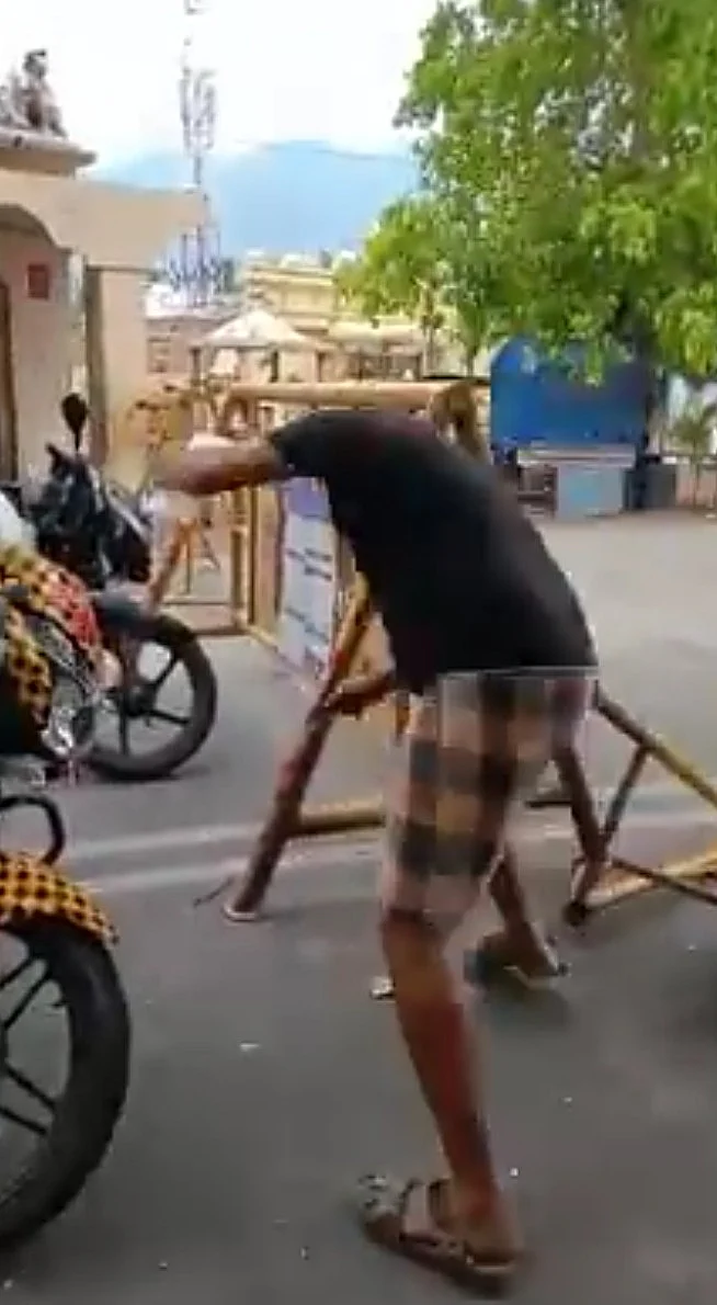 பேரிகார்டில் முட்டும் இளைஞர்