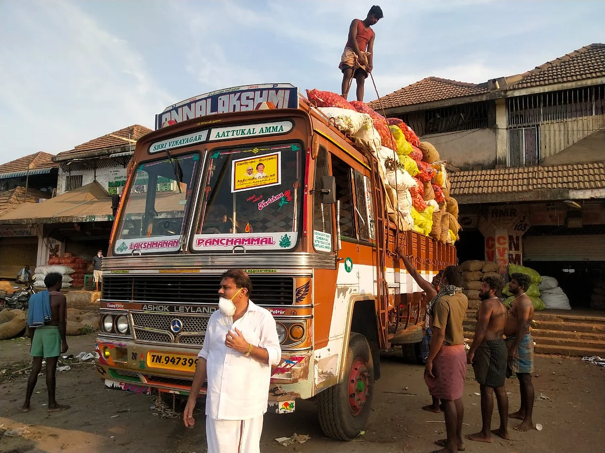 நிவாரண பொருள்களுடன் பார்த்திபன்