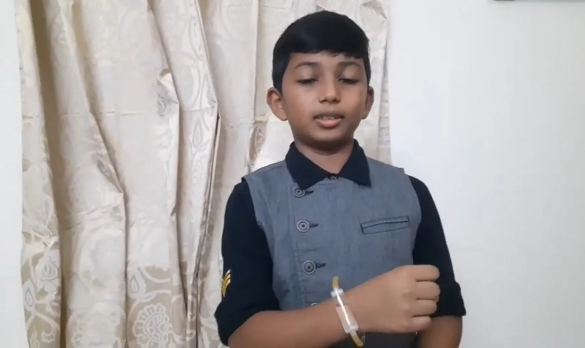 ஹேண்ட் பேண்டுடன் பிரணவ்