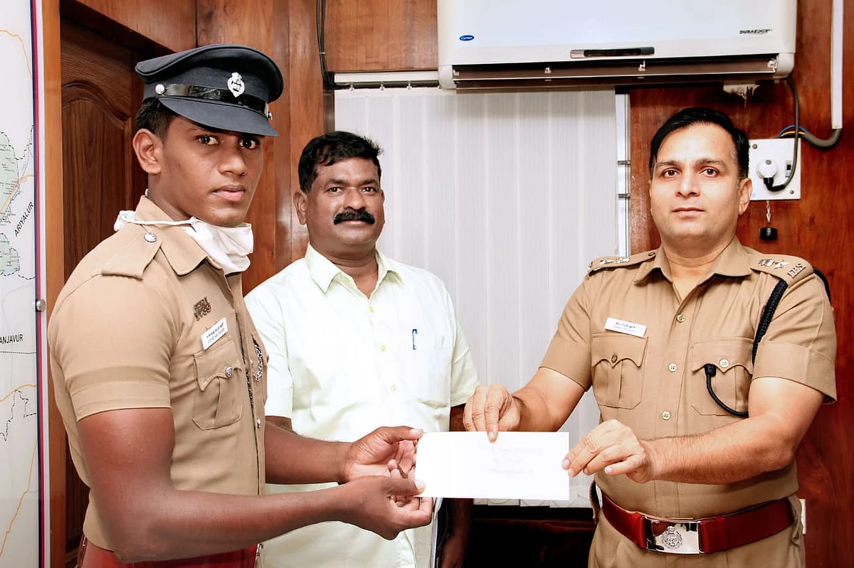காவலரை பாராட்டும் எஸ்.பி ஜியாவுல் ஹக்
