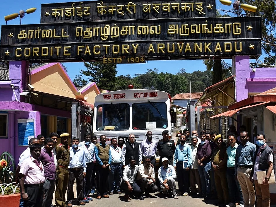 `கொரோனாவால் ஏற்பட்ட அசாத்திய மாற்றம்!' - கிருமிநாசினியைத் தயாரிக்கும் நூற்றாண்டு தொழிற்சாலை