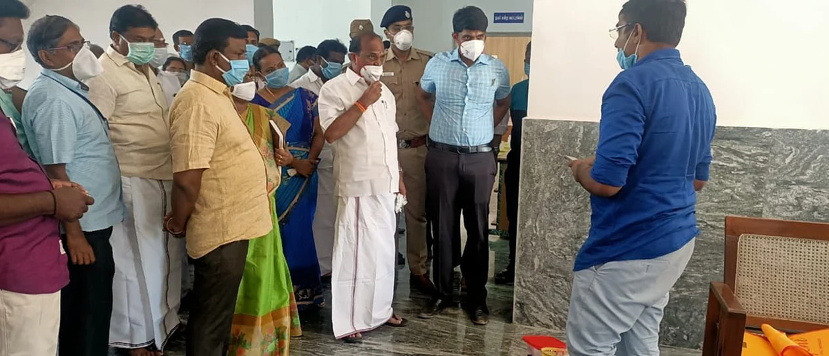 அமைச்சர், ஆட்சியரிடம் விளக்கும் மாணவர் மதன்