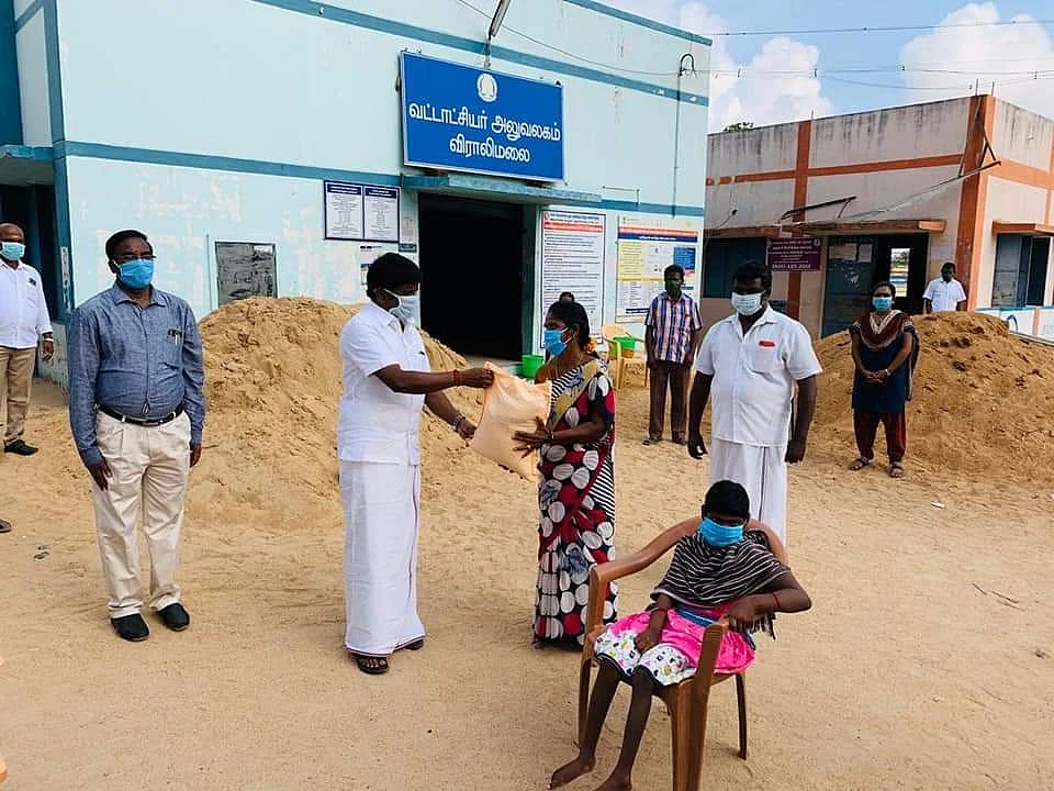 விராலிமலையில் பொருள்களை வழங்கும் விஜயபாஸ்கர்
