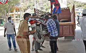 வாகனங்கள் பறிமுதல்