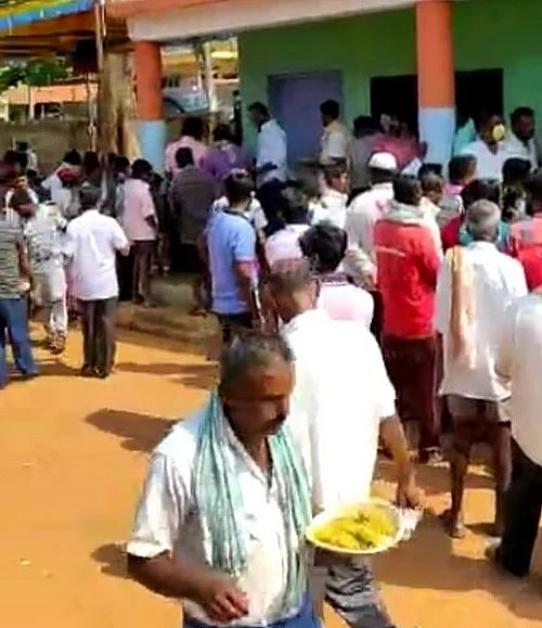 பிரியாணி வாங்க குவிந்த மக்கள்