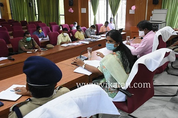 ஆட்சியர் ஷ்ஹில்பா பிரபாகர்சதீஷ்