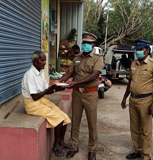 உணவு வழங்கும் போலீஸார்