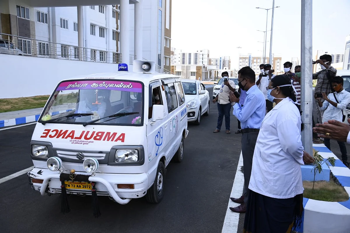 28 பேர்களை வழியனுப்பும் ஆட்சியர்