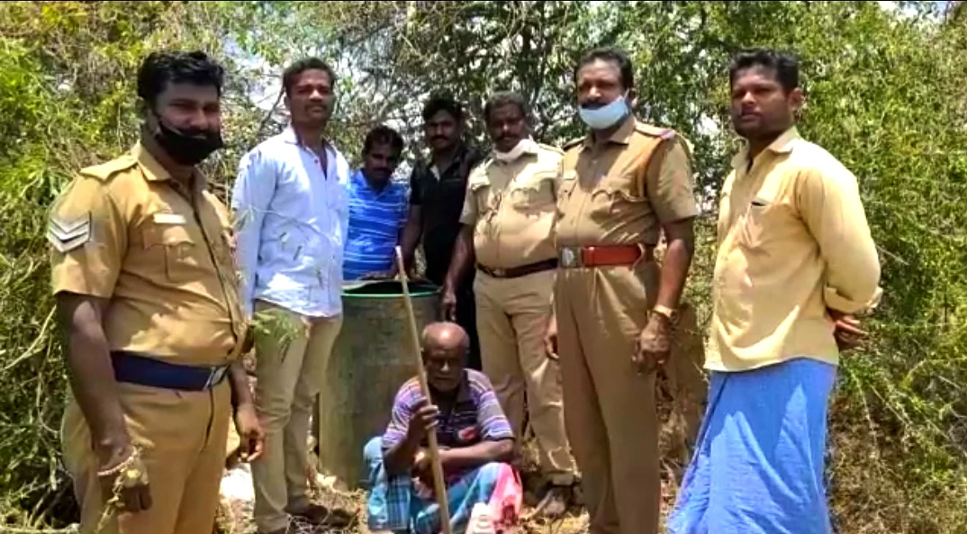 கள்ளச்சாராயம் காய்ச்சி நபர்