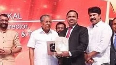 தற்கொலை செய்து கொண்ட ஜாய் அரக்கல் விருது பெற்ற போது...