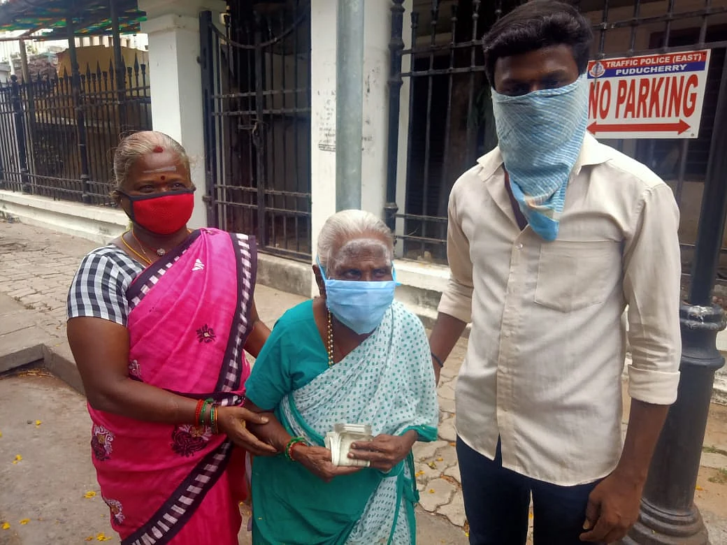 கொரோனா நிதி கொடுக்க புதுச்சேரி சட்டப்பேரவை வந்த மூதாட்டி தையல்நாயகி