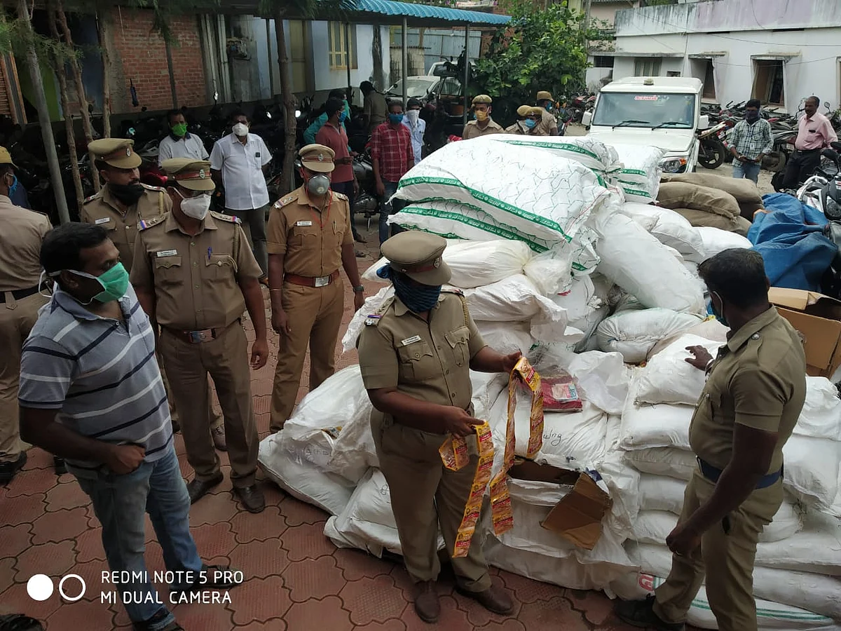 `டிமாண்ட் அதிகம்..!' -காய்கறி மூட்டைகளுக்கிடையில் குட்கா; களியக்காவிளை போலீஸை அதிரவைத்த 5 பேர்