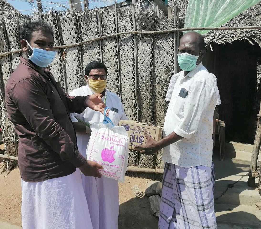 உதவும் பணியில் தி.மு.கவினர்