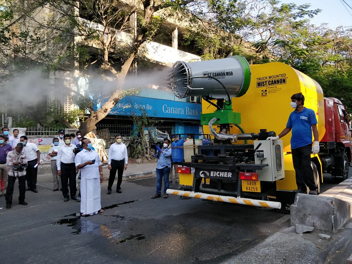 `கோவா தயாரிப்பு; 8000 லிட்டர் கொள்ளளவு!' -சென்னை மாநகராட்சியின் ஸ்பெஷல் `கிருமி நாசினி' வாகனம்