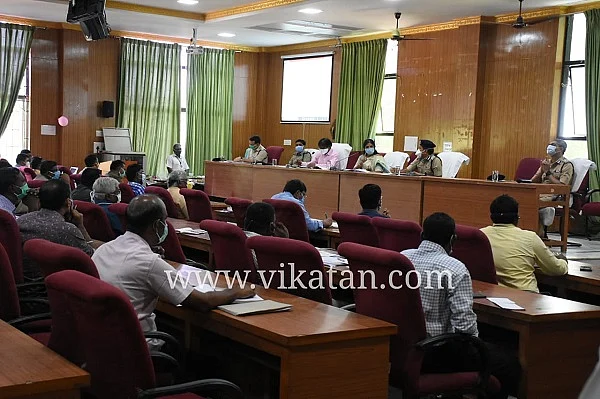 அதிகாரிகளுடன் ஆலோசனை