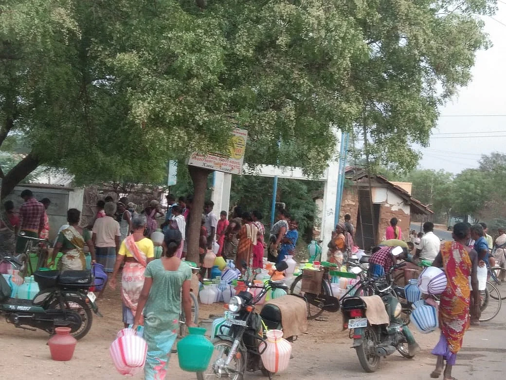 குடிநீருக்காக நிற்கும் மக்கள்