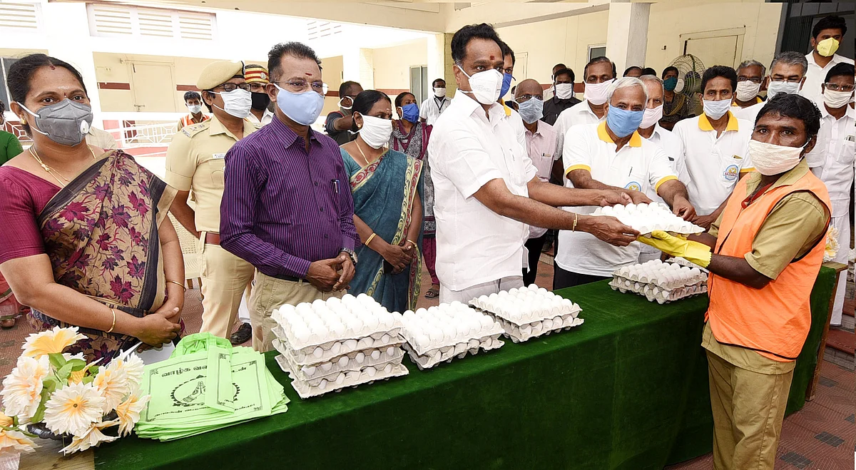 முட்டைகள் வழங்கும் எம்.ஆர்.விஜயபாஸ்கர்