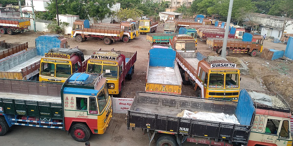 காலியாக நிற்கும் லாரிகள்
