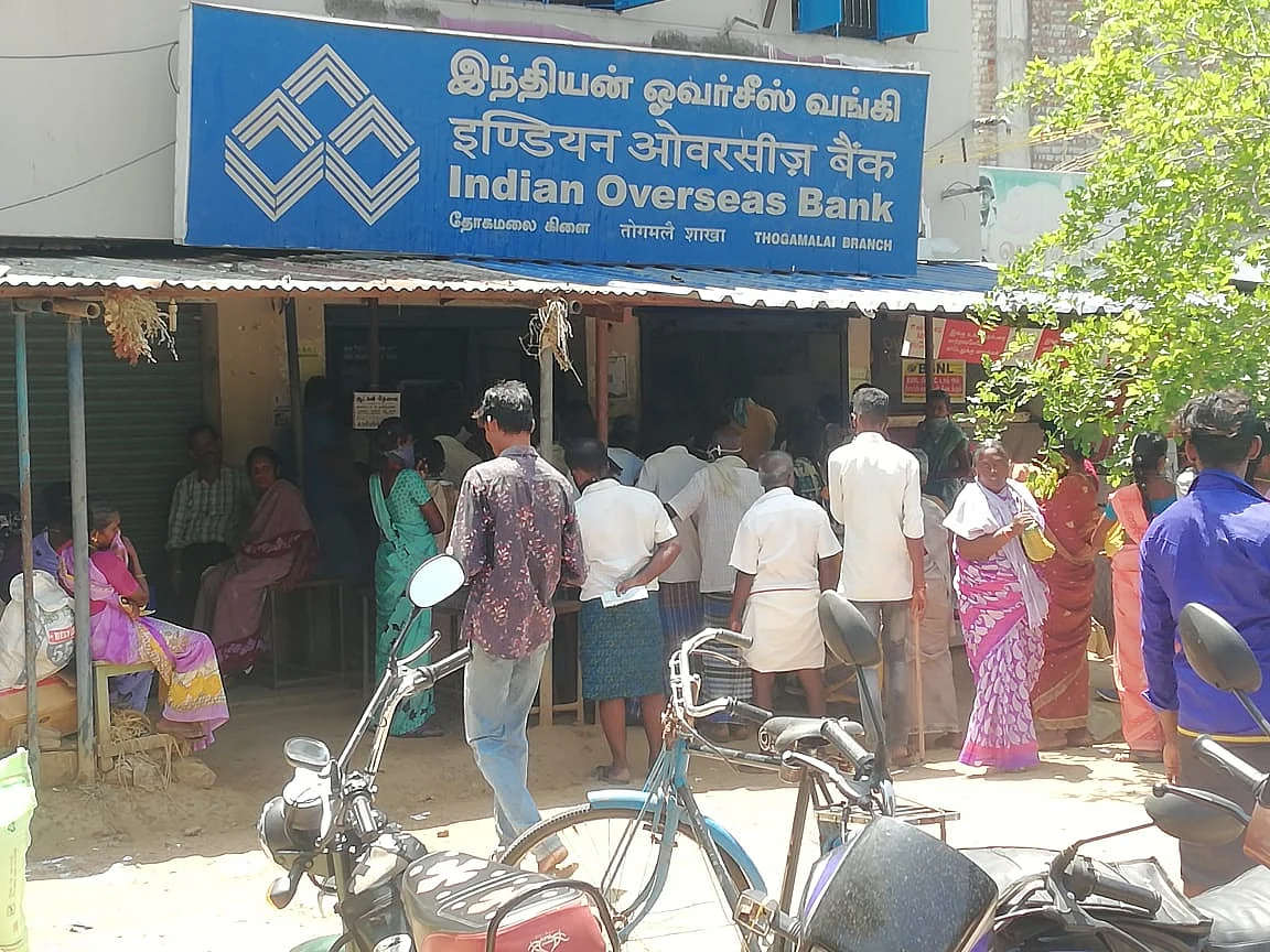வங்கி முன்பு திரண்ட மக்கள்