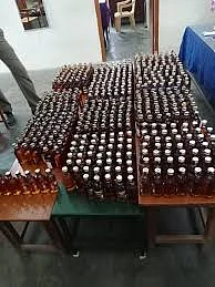 கைப்பற்றிய மது பாட்டில்கள்