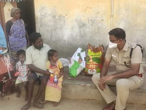 `அண்ணன்போல ஆறுதல் சொன்னார்!’- வாட்ஸ்அப் தகவலால் மாற்றுத் திறனாளியை நெகிழவைத்த விழுப்புரம் எஸ்.பி