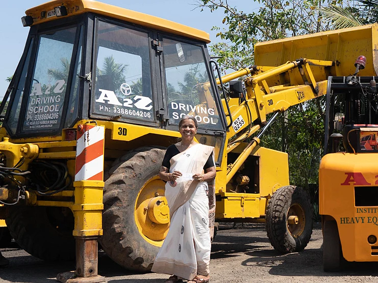 69 வயதில் அசாத்திய சாதனை... 11 வகை கனரக வாகனங்களை இயக்கும் அசத்தல் ஓட்டுநர்! - ராதாமணி