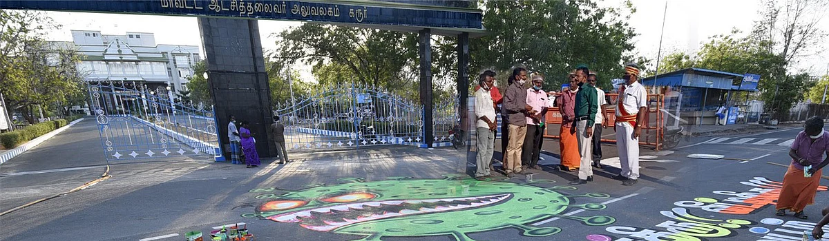 ஓவியர்களைப் பாராட்டும் ஆட்சியர்