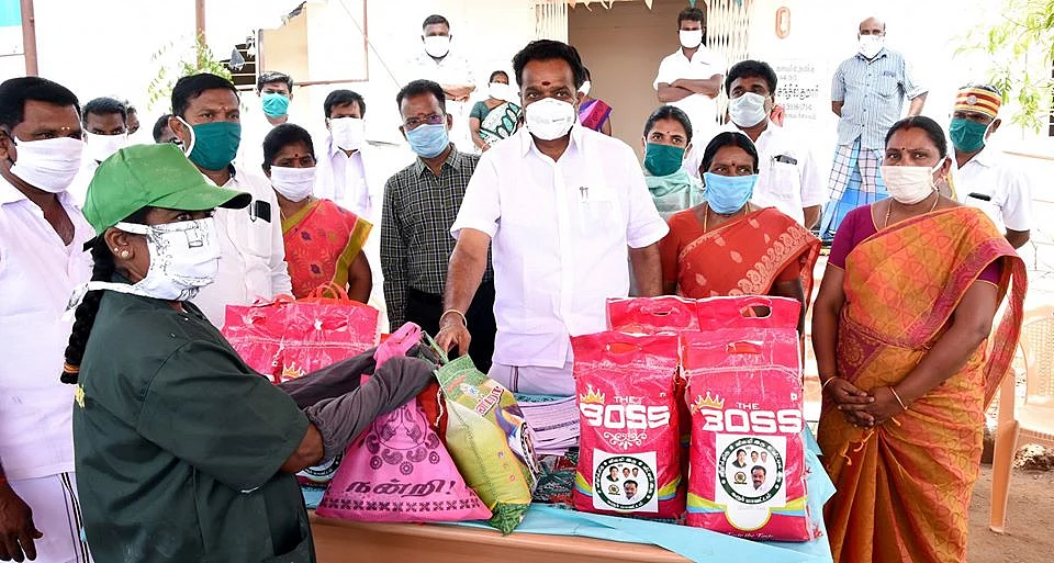 உதவிகள் வழங்கும் எம்.ஆர்.விஜயபாஸ்கர்