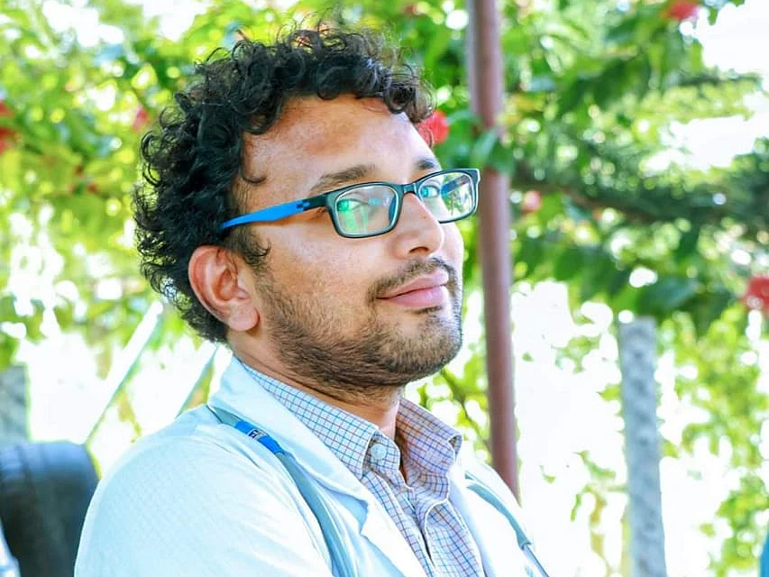 `மலைக் கிராம மக்களின் மருத்துவர்; தினமும் பரிசல் பயணம்'- கோவையைக் கலங்கவைத்த இளம் மருத்துவரின் மரணம்