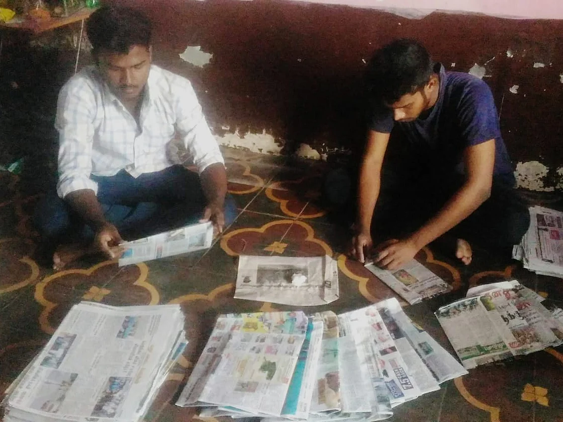 `வீட்டுக்குள்ளே இருக்கோம்; செய்தித்தாள்ல கவர் செய்றோம்!’ - குளித்தலை மாணவரின் அசத்தல் முயற்சி