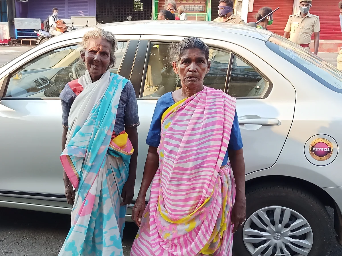 `மூத்த புள்ள கணக்கா உதவியிருக்கு..!’ - நடிகர் ராகவா லாரன்ஸ் உதவியால் நெகிழ்ந்த மூதாட்டிகள்