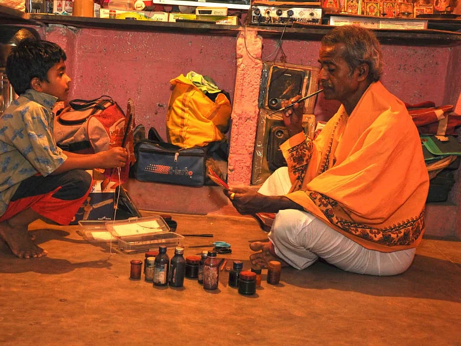 `ஊரடங்கு முடிந்தால்தான் நிதியாம்!’ - ஓபிஎஸ்-க்கு கோரிக்கை வைக்கும் தேனி தோல் பாவைக்கூத்துக் கலைஞர்