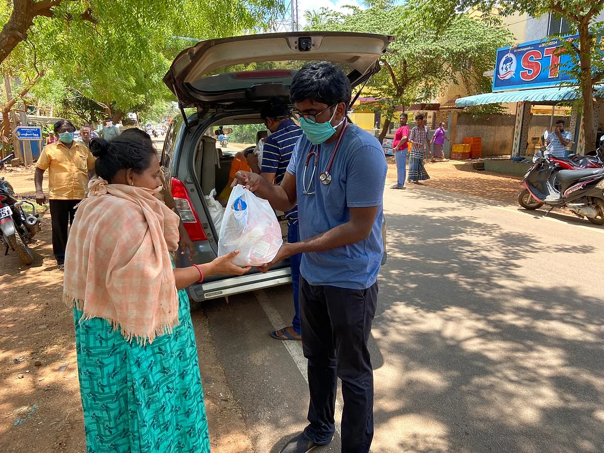 மளிகைப் பொருட்கள் வழங்கும் டாக்டர்